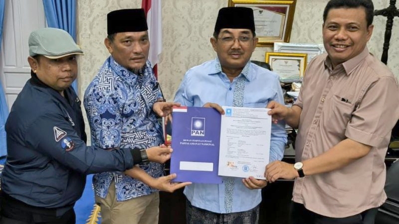 UAS-Katamso saat terima SK PAN maju di Pilbup Tanjab Barat 2024