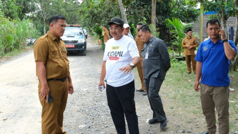 Anwar Sadat didampingi Kadis PU pantau perbaikan jalan