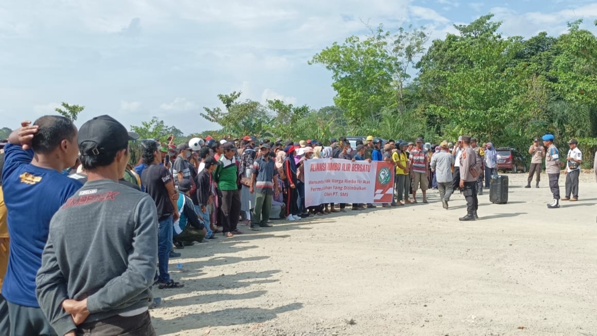 Warga di Rimbo Ilir Tebo saat blokir jalan buntu jalan rusak oleh PT SMS