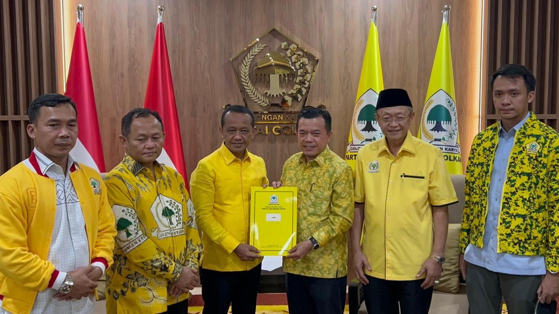 Al Haris didampingi Cek Endra saat terima SK Rekomendasi Golkar di Pilgub Jambi, Minggu  (25/8)