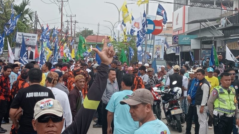 Ribuan massa antar UAS-Katamso mendaftar ke KPU Tanjab Barat, Kamis (28/8)