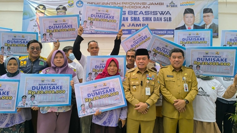 Kadis PUPR Jambi dampingi Al Haris penyerahan bantuan Dumisake Bedah Rumah, Senin (2/9)