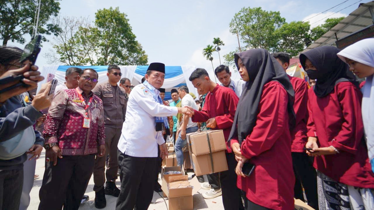 Al Haris serahkan bantuan Dumisake pendidikan di SMK 1 Sungai Penuh, Jumat (6/9)