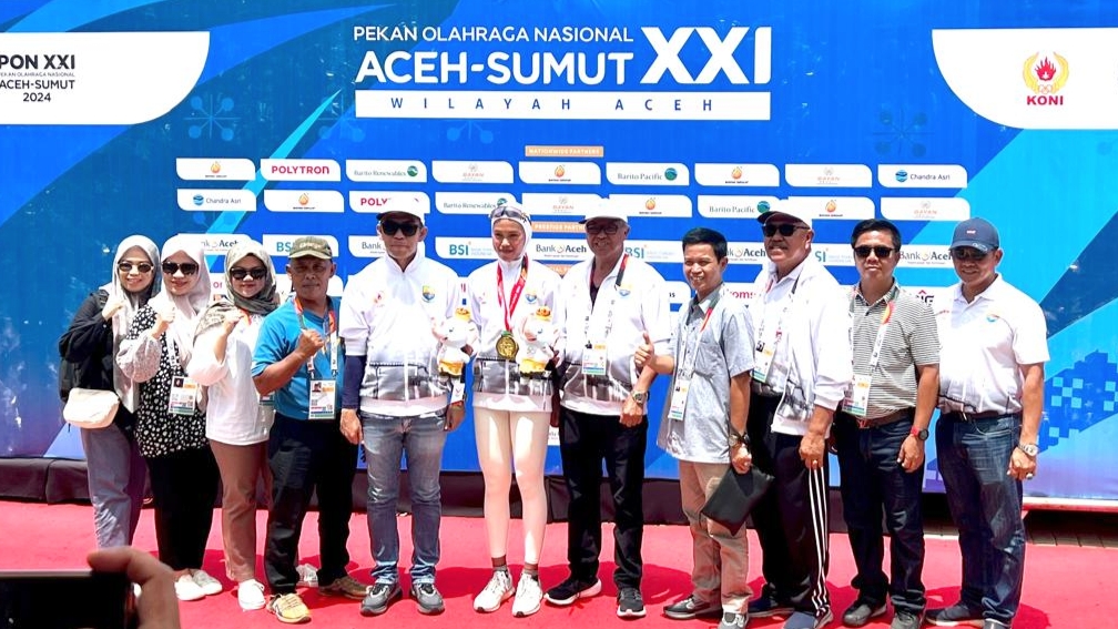 Hasan Mabruri bersama Mutiara peraih medali emas dayung di PON Aceh-Sumut 