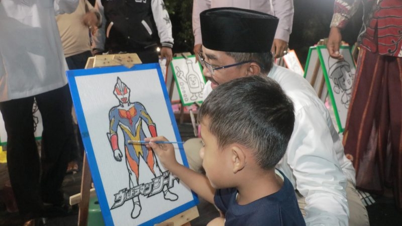 Anwar Sadat saat menyapa anak-anak