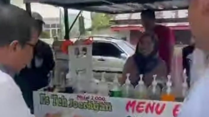 RH saat bagi-bagi uang saat kampenye