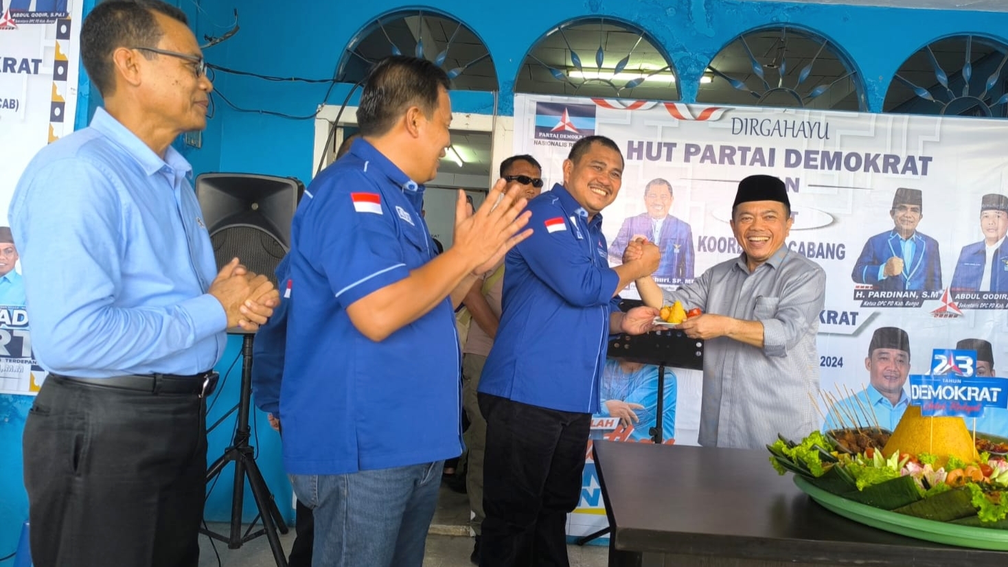 Al Haris dan Mashuri saat perayaan HUT Demokrat di Sekretariat DPC Demokrat Bungo, Sabtu (5/10)