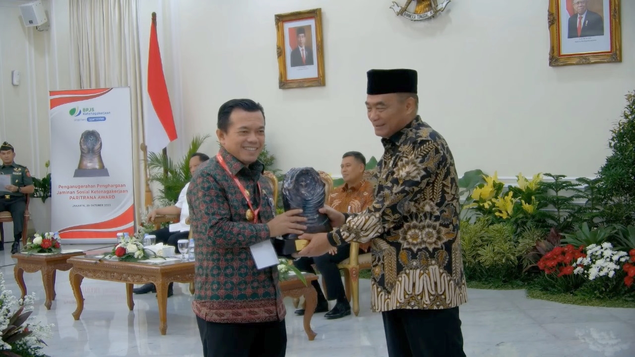 Al Haris meraih penghargaan Paritrana Award dari Wakil Presiden RI