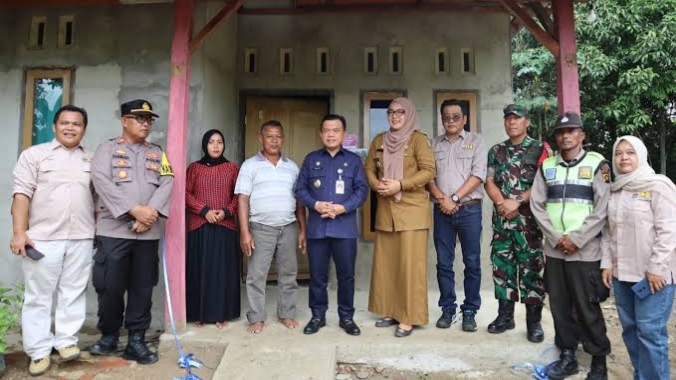 Al Haris saat cek bangunan rumah layak huni program Dumisake Bedah Rumah 