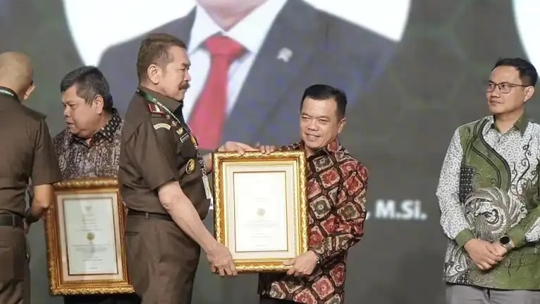 Al Haris terima penghargaan dari Kejagung RI