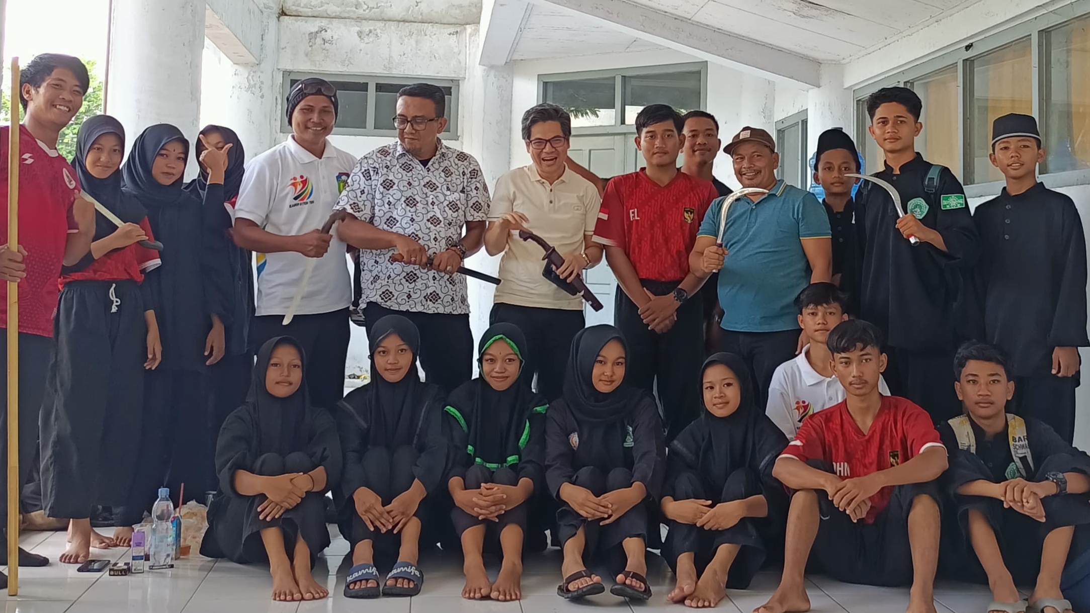 Ansori sambangi penggiat silat budaya APPSBI Tebo di GOR Kota Jambi, Kamis (17/10)