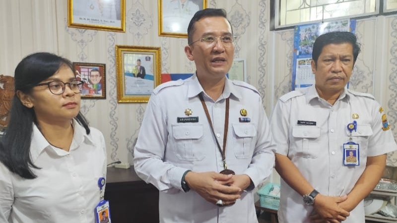 Kadis Kominfo Provinsi Jambi, Ariansyah (tengah)