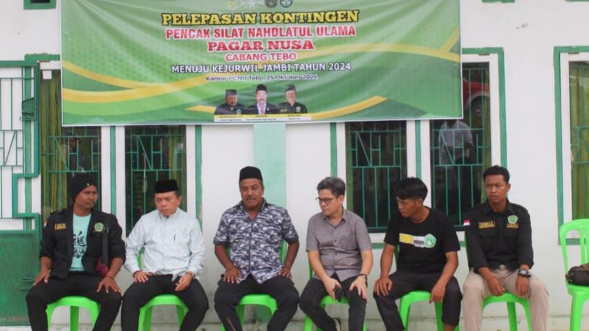 Ansori beserta Al Haris saat pelepasan atlet Pagar Nusa Tebo mengikuti Kejurwil II, Jumat (25/10)
