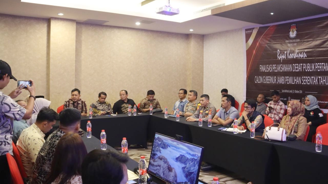 KPU Jambi saat rapat persiapan debat perdana Pilgub Jambi 2024