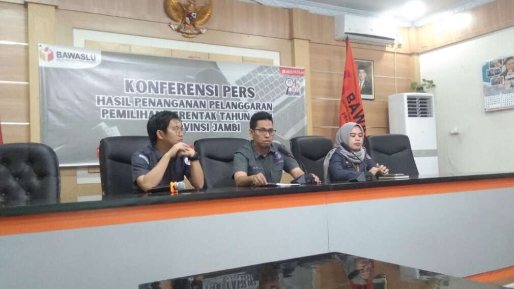 Bawaslu saat konferensi pers terkait temuan pelanggan pada tahapan kampanye Pilkada 2024