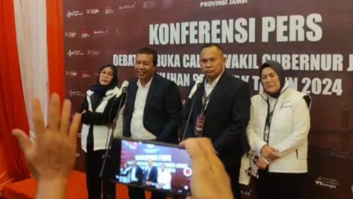 Romi-Sudirman saat sesi konferensi pers usai debat Cawagub Jambi 2024, Minggu (10/11) malam