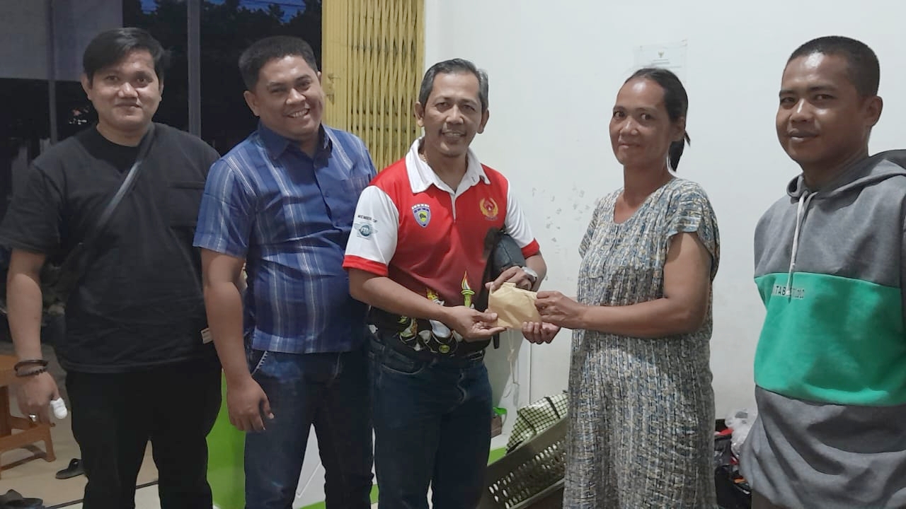 IKBJ saat salurkan bantuan untuk Ibu Sopiah 