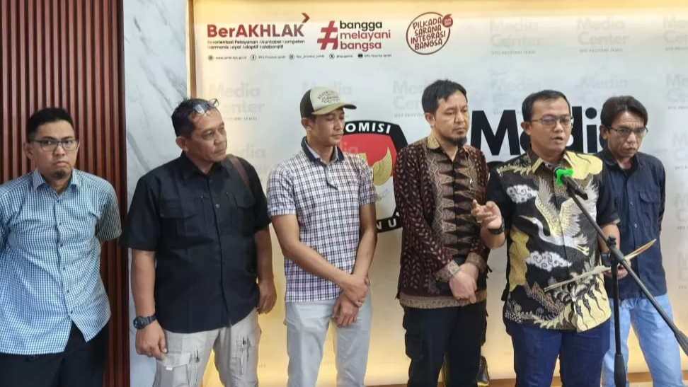 Fahrul Rozi saat memberikan keterangan pers terkait pembatalan debat ketiga Pilgub Jambi 2024