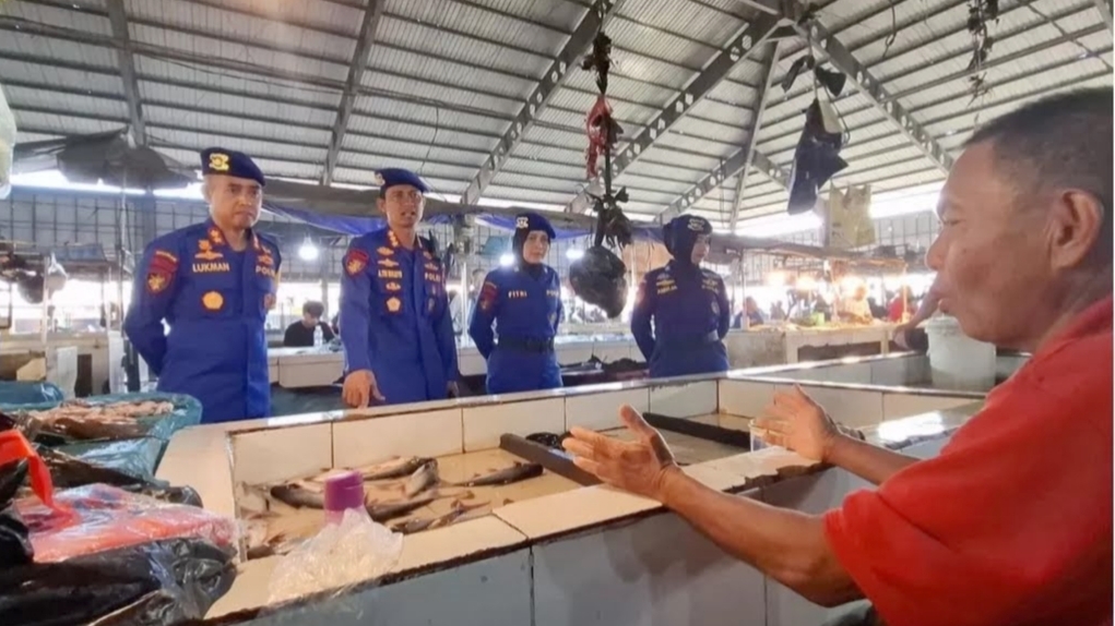 Anggota Ditpolairud Polda Jambi saat menyambangi pedagang Pasar Angsoduo Baru Jambi