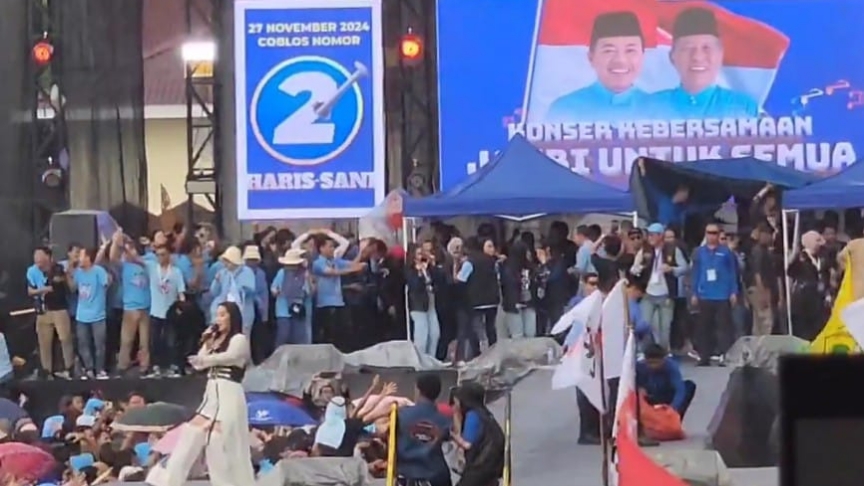 Saat Al Haris dan Happy Asmara hujan-hujanan menyapa puluhan ribu massa Haris-Sani, Kamis (21/11)