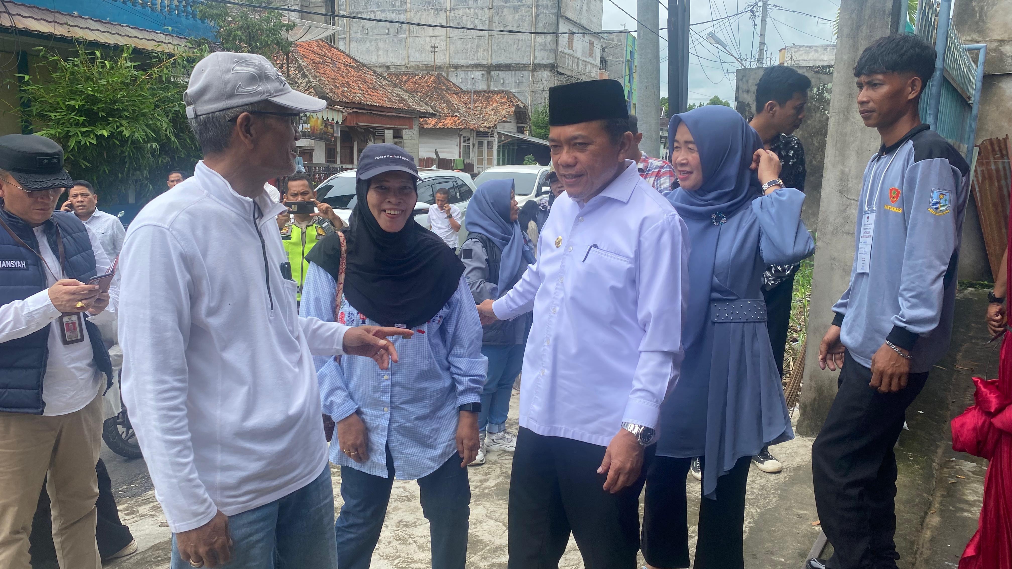 Al Haris beserta istri usai pencoblosan di TPS 14 Rawasari Kota Jambi, Rabu (27/11)