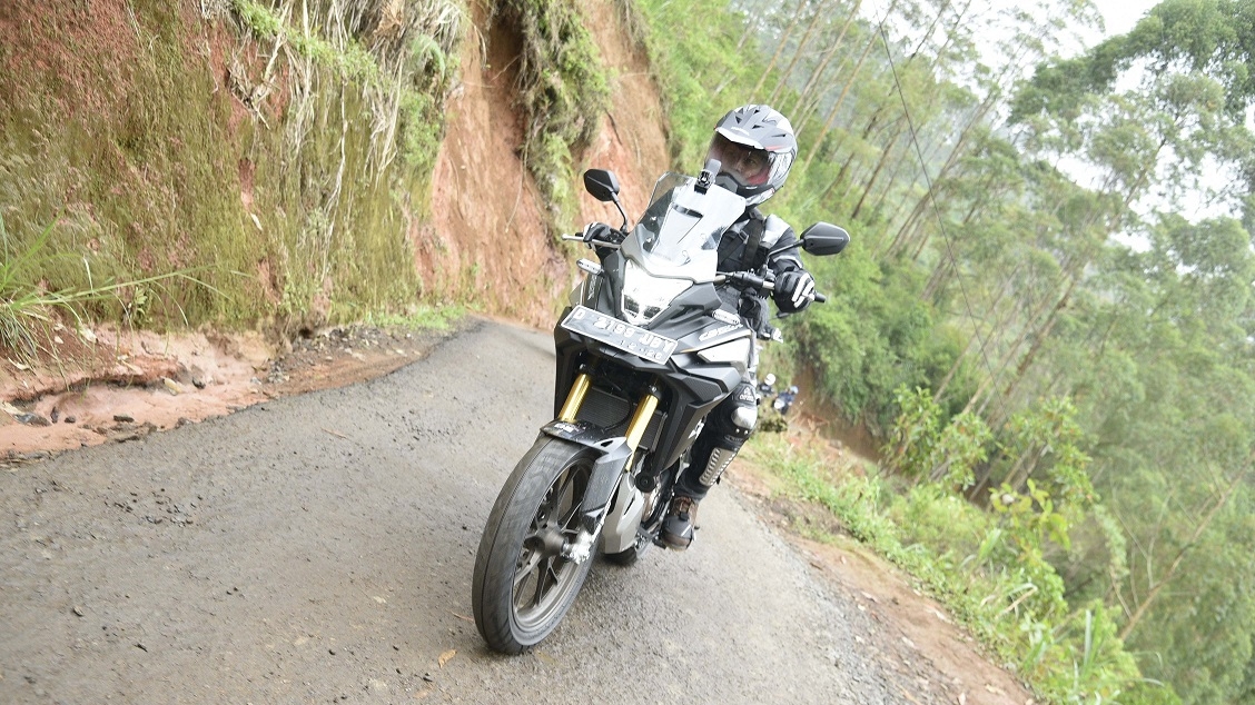 Tips berkendara di jalan berlobang