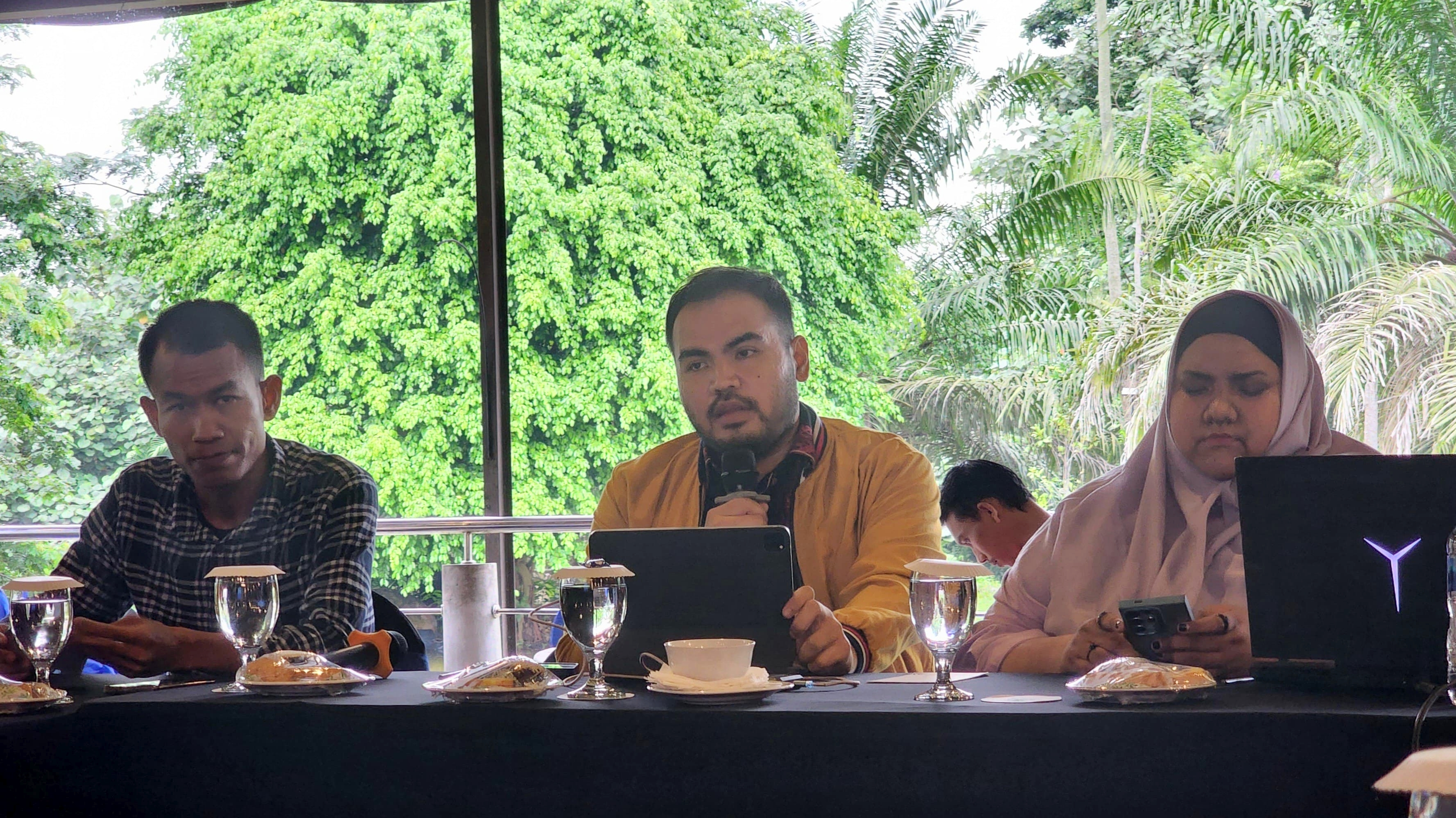 Rendra Usman saat berikan keterangan dugaan kekerasan istri dan mertua