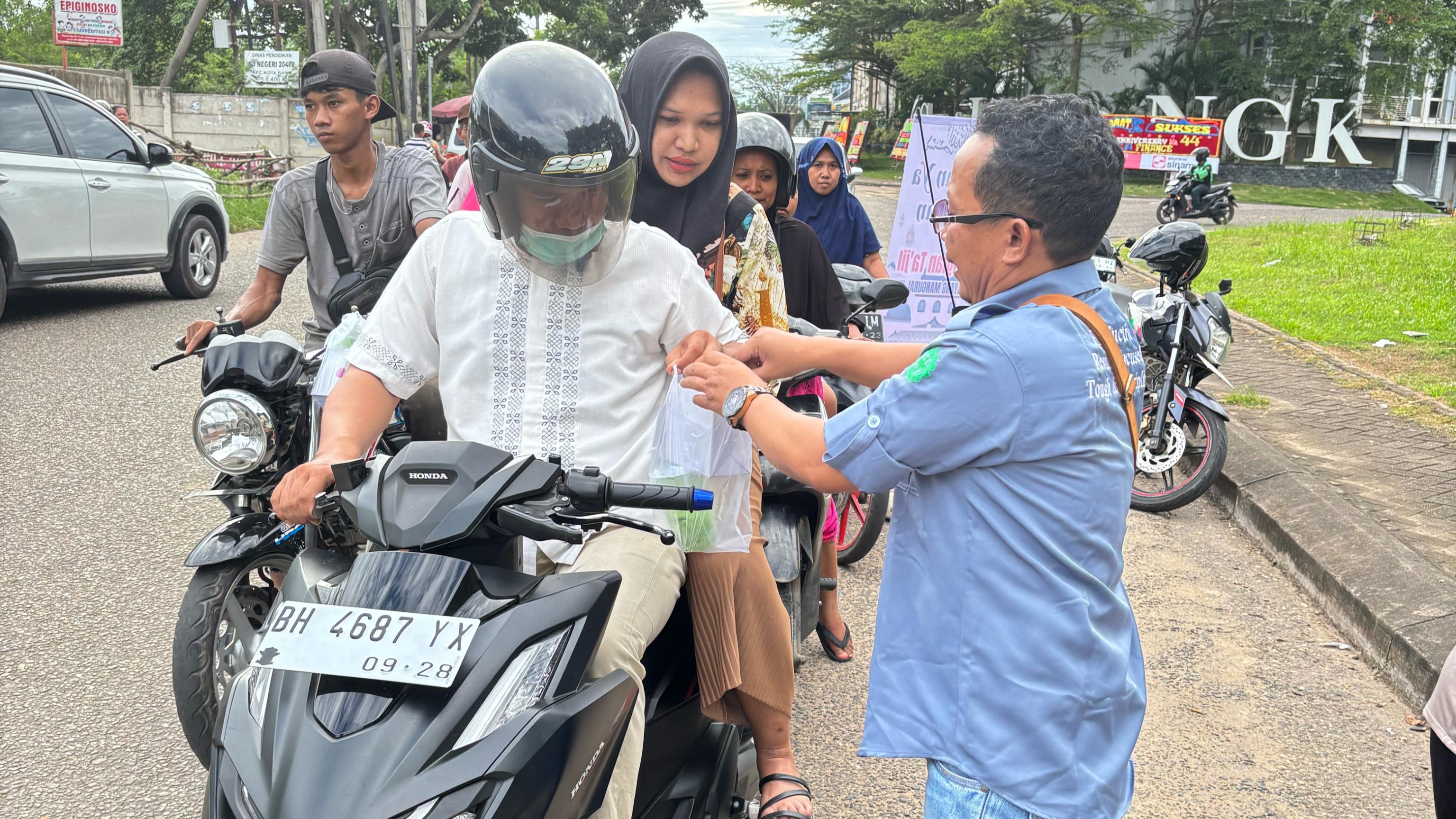 PT MMJ bagi-bagi takjil kepada penggunan jalan