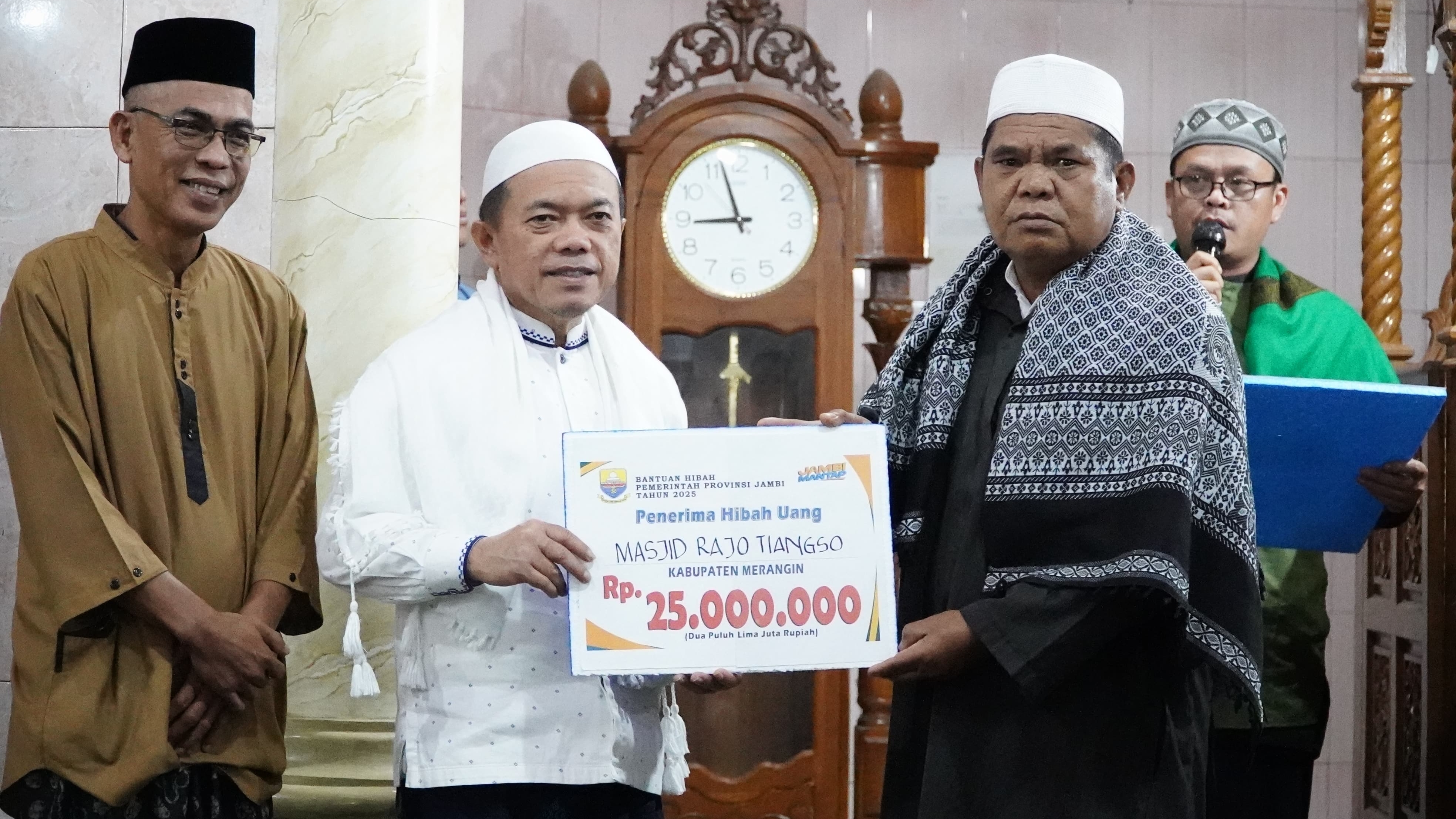 Al Haris serahkan bantuan untuk pembangunan masjid di Jangkat