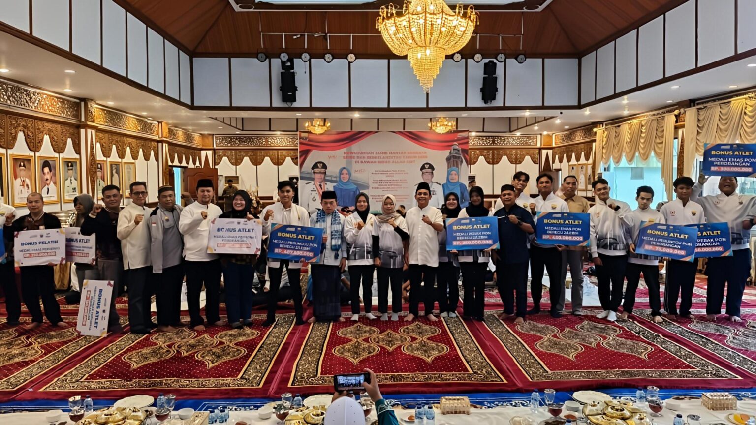 Al Haris serahkan bonus atlet PON dan Peparnas