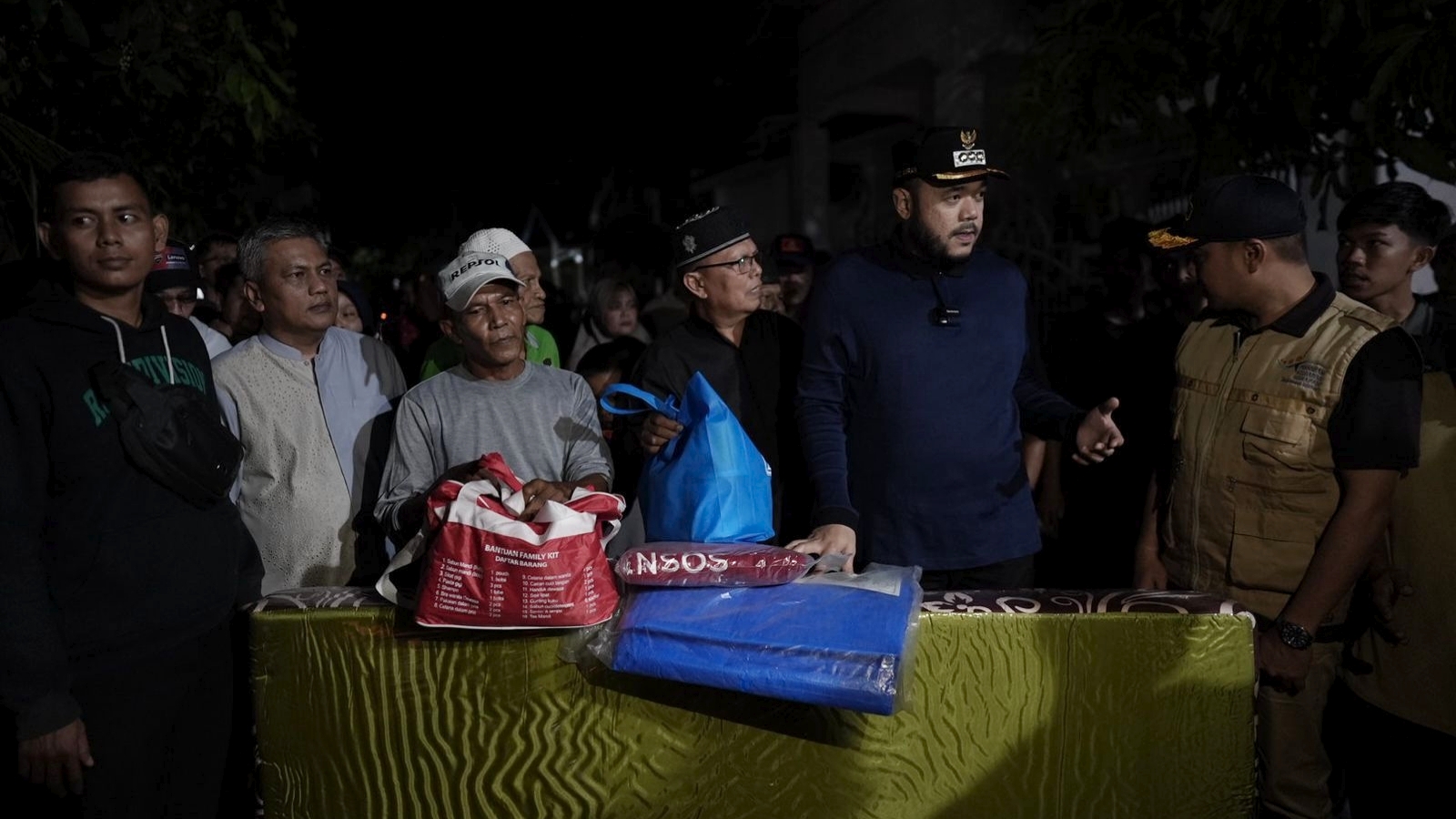 Tengah malam Wali Kota Padang kunjungi langsung korban musibah kebakaran dan perahu terbalik