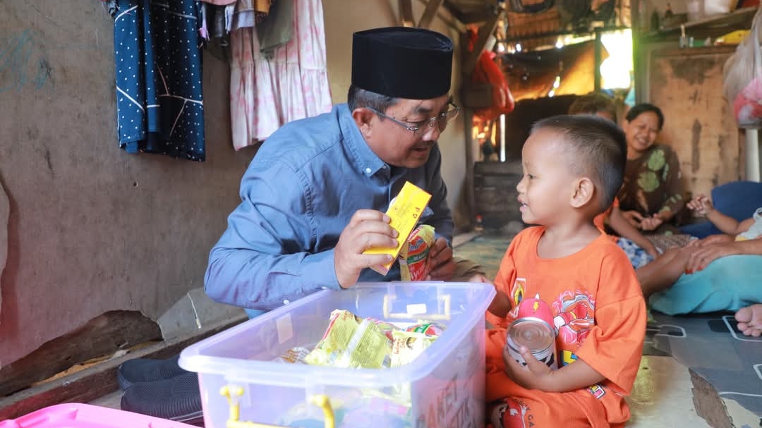 Anwar Sadat melihat kondisi rumah Ibu Masrihat, Kamis (10/4)