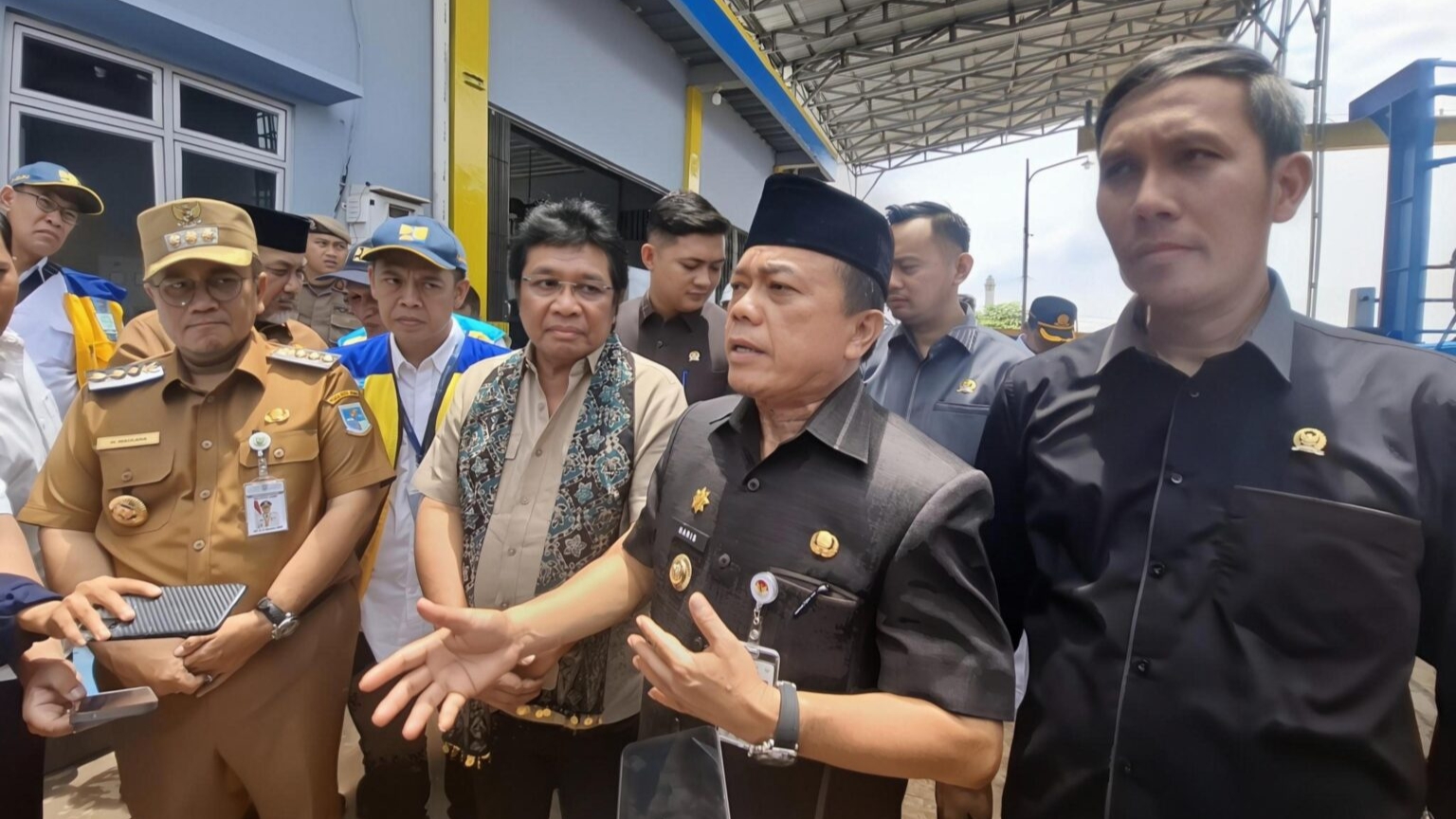 Al Haris dampingi Komisi V DPR RI tinjau pintu air Sungai Asam dan tol Jambi-Palembang