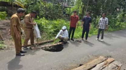 Anwar Sadat tinjau kerusan Jalan Semau, Senin (14/4)