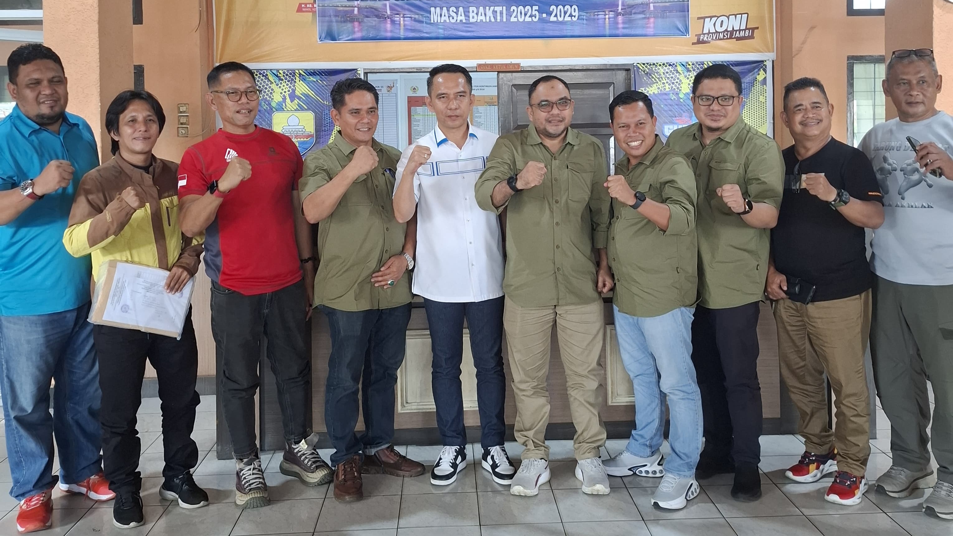 Hasan Mabruri didampingi beberapa Ketua Cabor saat mendaftar Ketua KONI Jambi, Kamis (17/4)