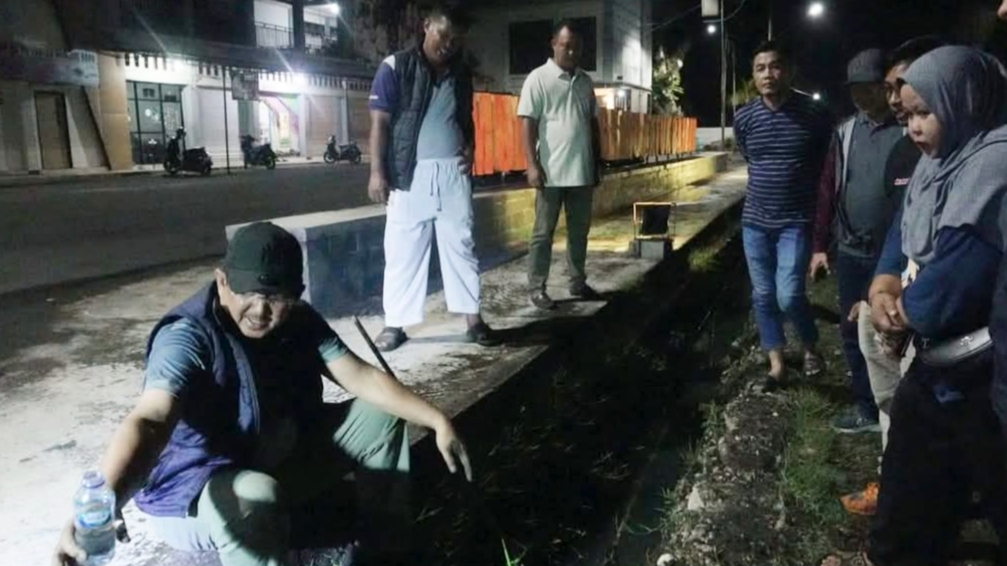 Anwar Sadat turun langsung pantau kebersihan Kota Kuala Tungkal, Kamis (24/4) malam