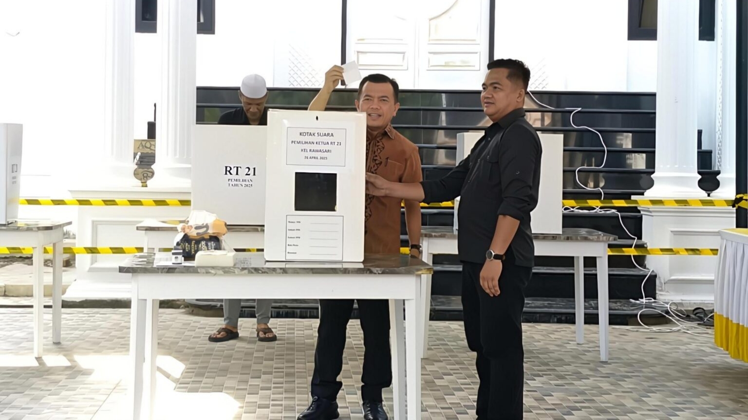 Al Haris saat pencoblosan pemilihan Ketua RT 21, Kelurahan Rawasari, Kota Jambi