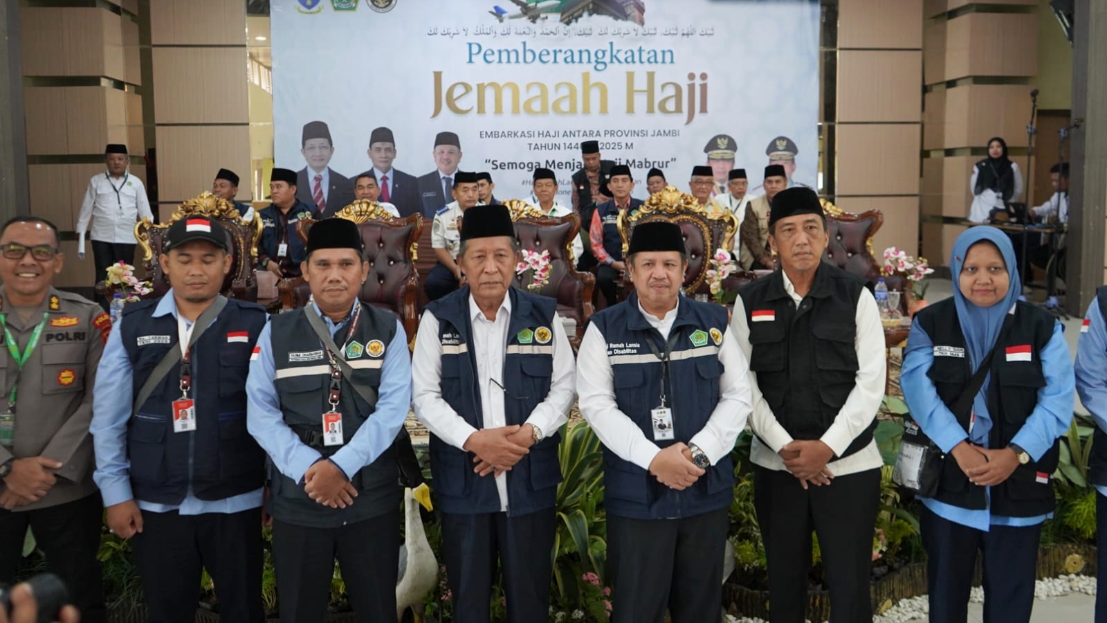 Abdullah Sani saat melepas CJH kloter 13 Jambi, Rabu (14/5)