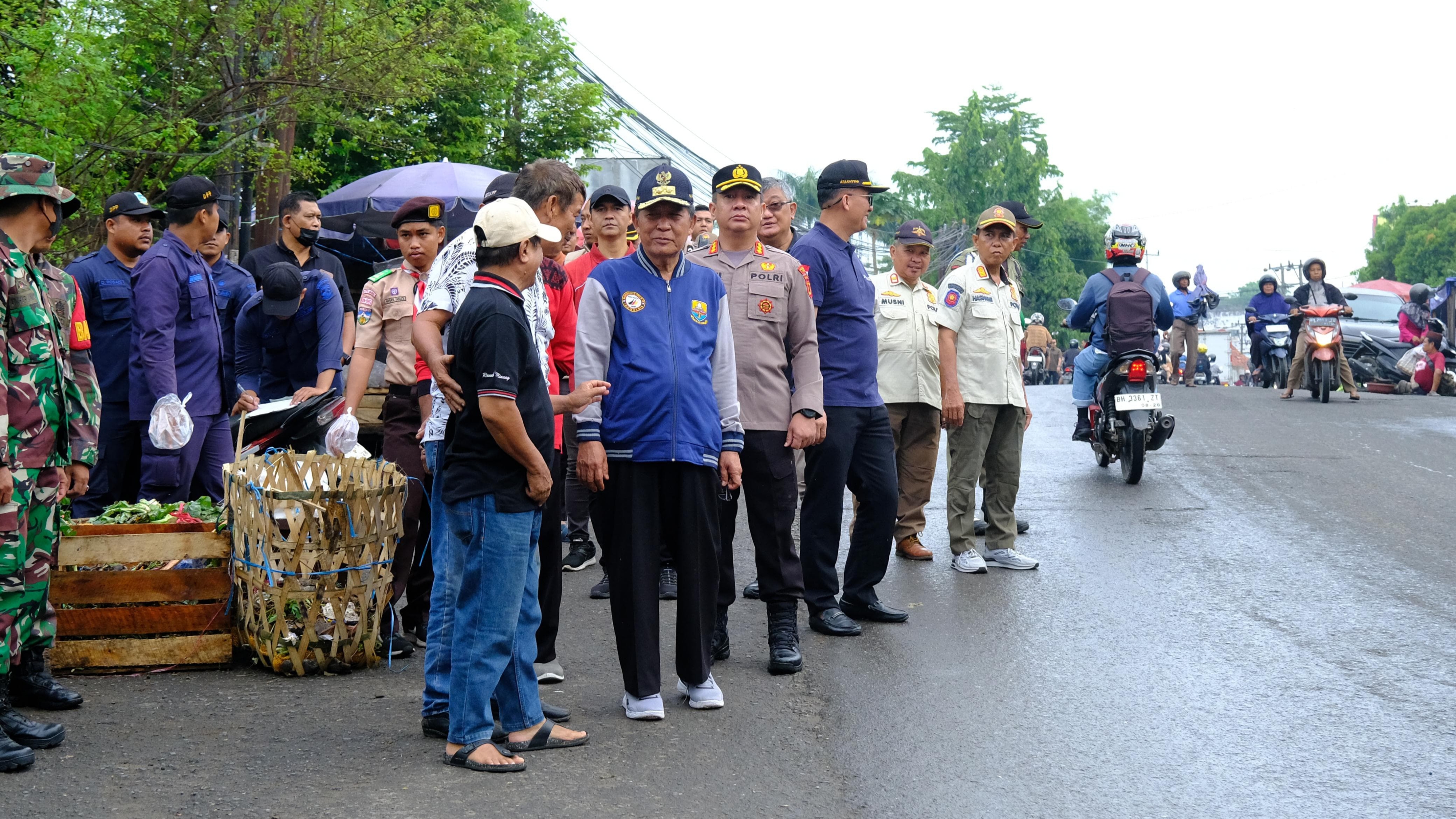 Abdullah Sani bersama Forkopimda bersama-sama melakukan kegiatan Karya Bakti Gerakan Jumat Bersih