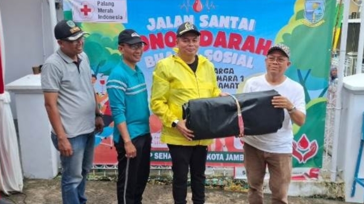 Kemas Faried saat hadiri bakti sosial di RT 32 Kelurahan Selamat Kota Jambi