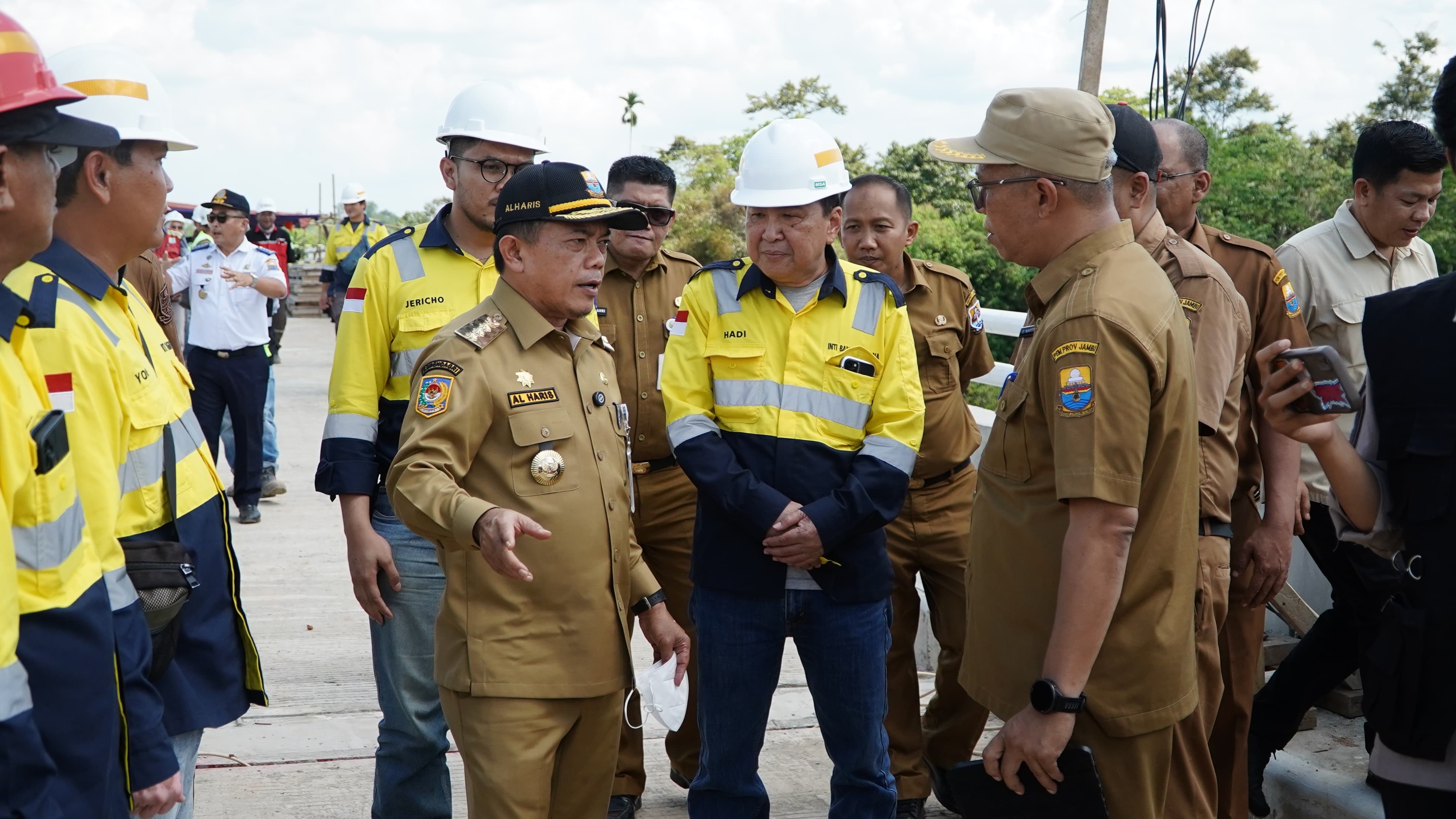 Al Haris saat peninjauan jalan khusus batubara di Batang Hari 