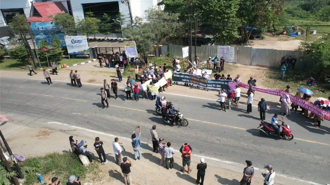 Aksi demo warga di lokasi PT SAS