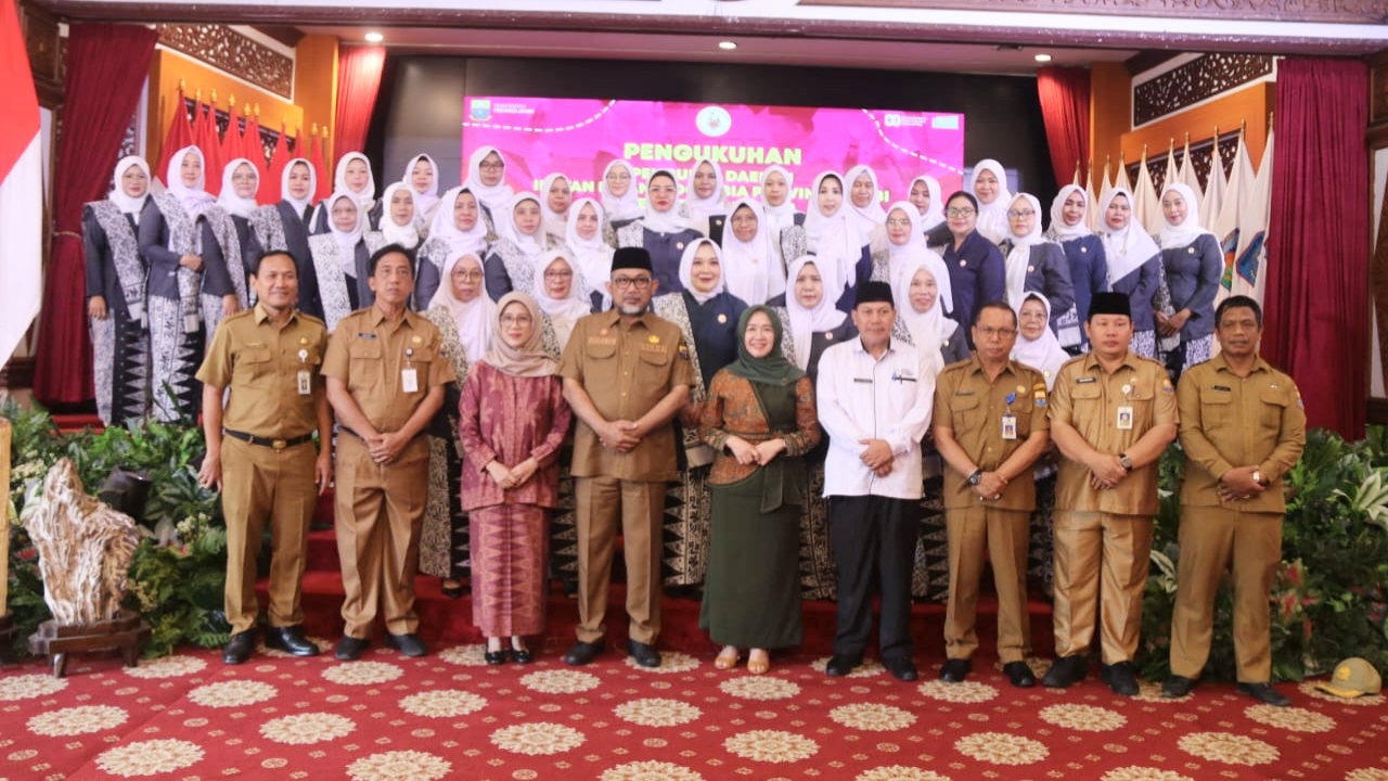 Sudirman saat mengukuhkan pengurus PD IBI Provinsi Jambi