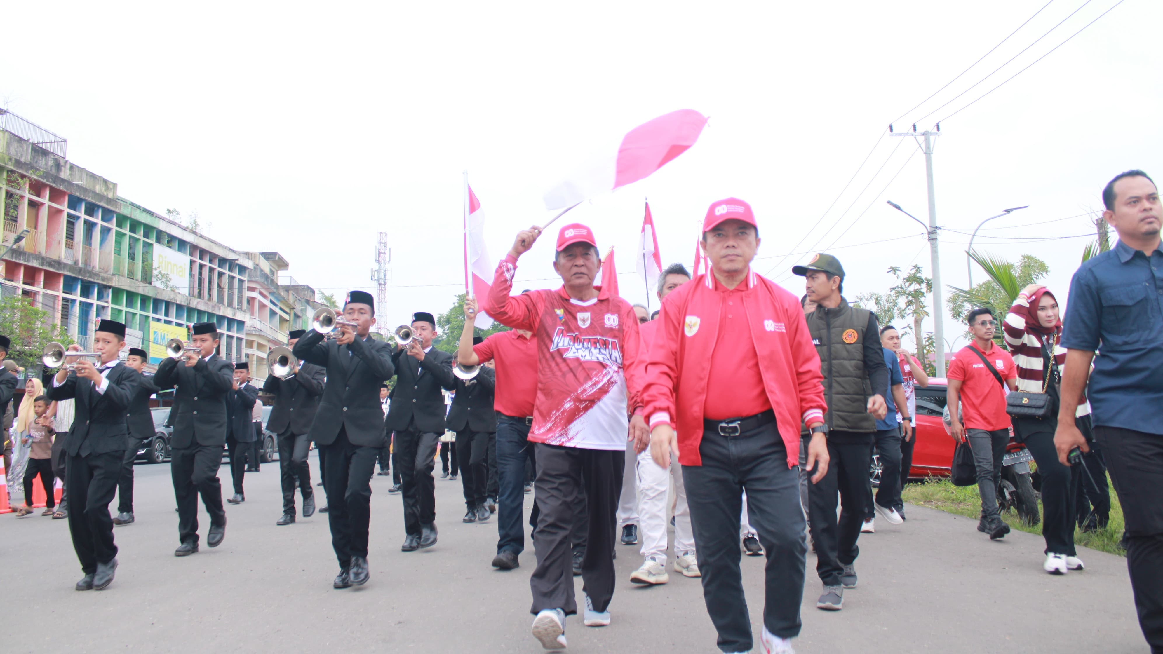 Al Haris dan Abdullah Sani saat pengibaran bendera merah putih di HUT RI ke-80
