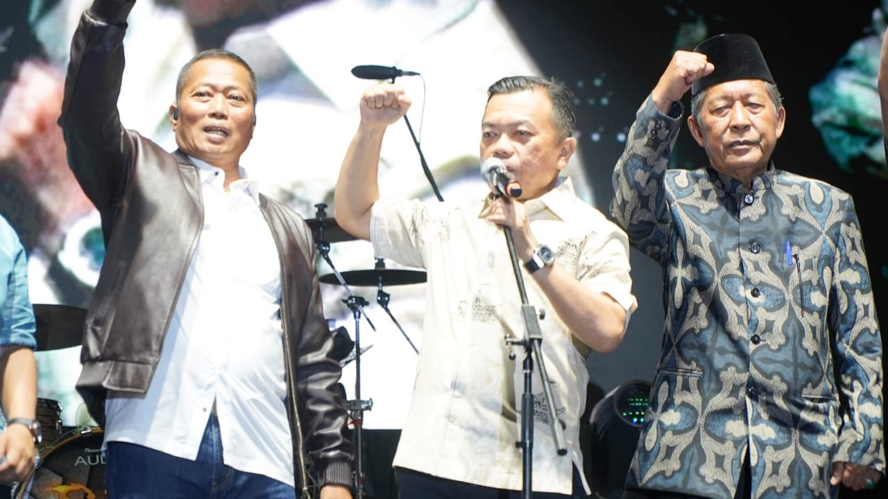 Al Haris dan Abdullah Sani saat hadiri malam hiburan rakyat HUT ke-80 RI di Jambi