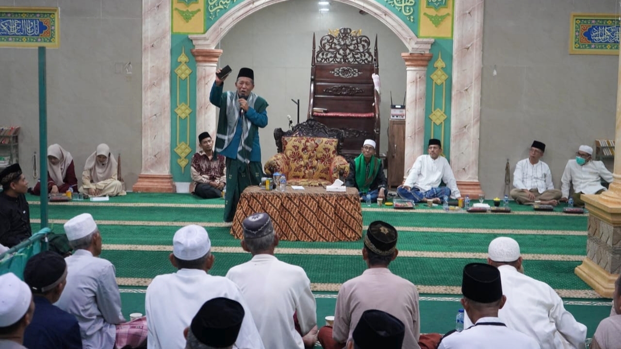 Abdullah Sani saat jadi penceramah Maulid Nabi di Masjid Baiturrahman RT. 03 Desa Kunangan