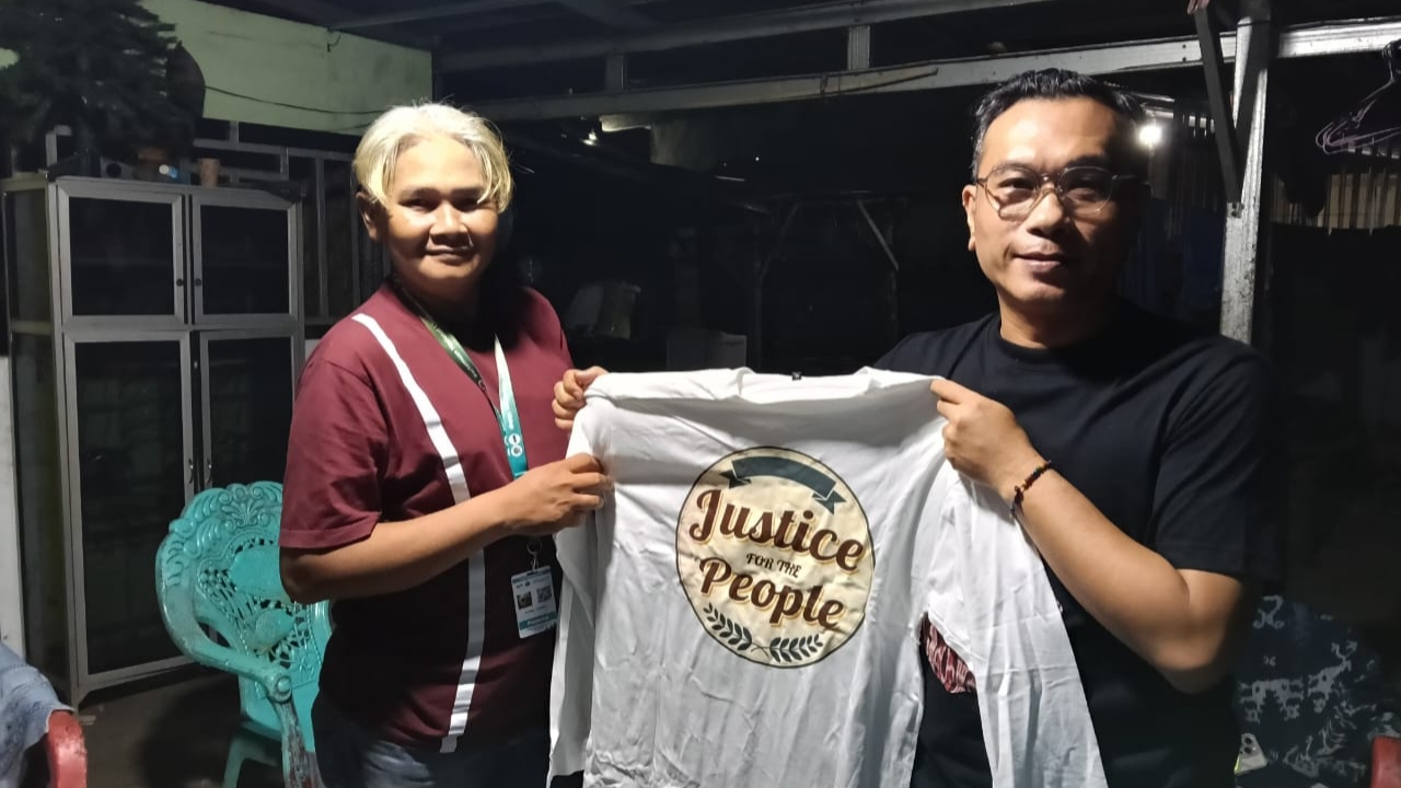 Pemberian Mandat: Simbol Kaus Putih "Justice for the People"