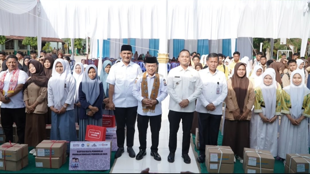 Al Haris saat penyerahan bantuan Dumisake pendidikan untuk siswa di Sarolangun 