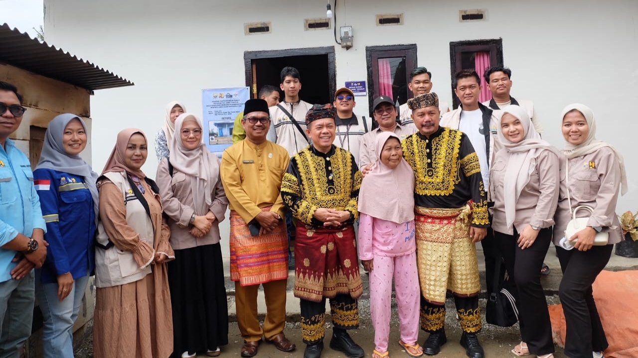 Al Haris serahkan bantuan bedah rumah untuk warga Kerinci