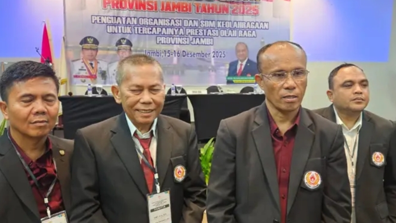 Ketua KONI Provinsi Jambi, Mat Sanusi bersama pengurus
